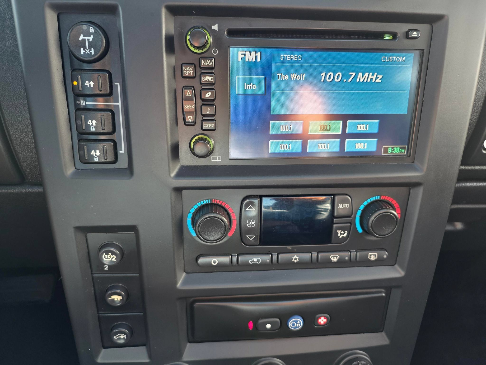 Used 2005 HUMMER H2 SUT w/ Preferred Equipment Group AWD/4WD image 16