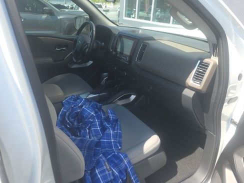 Used 2022 Nissan Frontier SV w/ Technology Package image 11