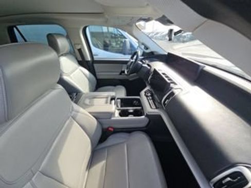 Used 2025 Ford Expedition Active AWD/4WD image 12