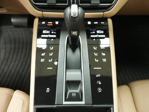 Used 2025 Porsche Macan AWD/4WD image 23