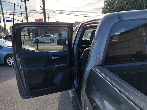 Used 2018 Toyota Tacoma TRD Sport AWD/4WD image 26