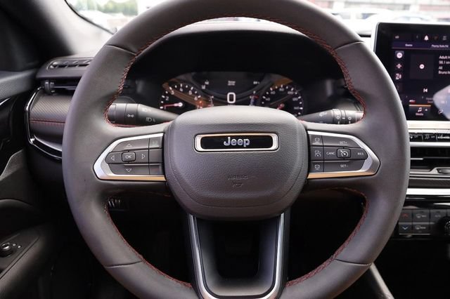Used 2025 Jeep Compass Trailhawk AWD/4WD image 10