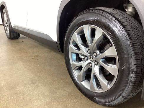 Used 2024 Toyota Grand Highlander AWD image 17