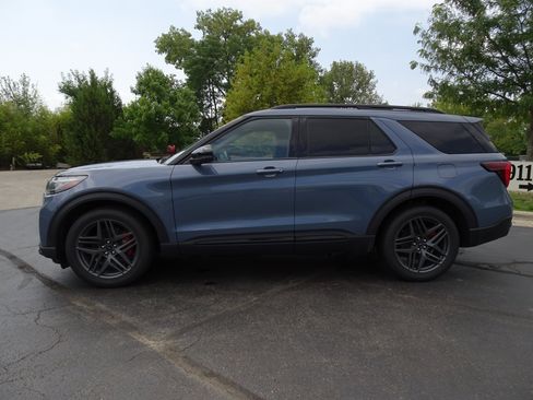 Used 2025 Ford Explorer ST AWD/4WD image 2
