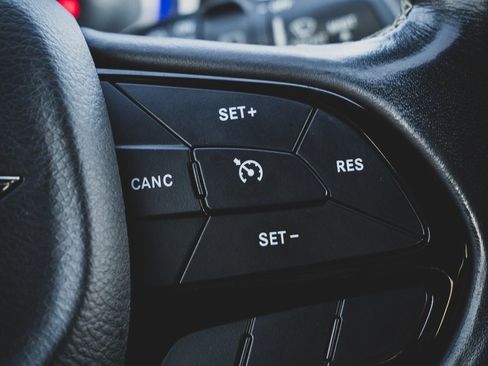 Used 2020 Chrysler Pacifica Touring-L Plus w/ S Appearance Package image 18