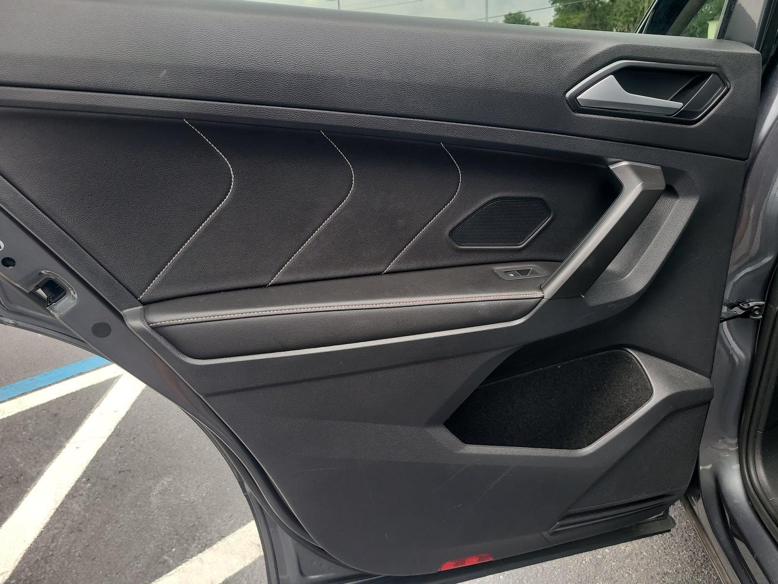 Used 2022 Volkswagen Tiguan SE w/ Panoramic Sunroof Package FWD image 8