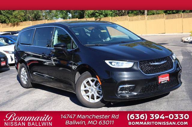 Used 2024 Chrysler Pacifica Touring-L FWD image 1