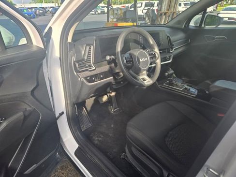 Used 2025 Kia Sportage LX AWD/4WD image 4