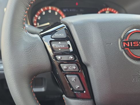 Used 2025 Nissan Frontier PRO-4X AWD/4WD image 19