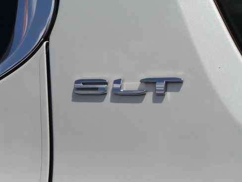 Used 2022 GMC Acadia SLT FWD image 23