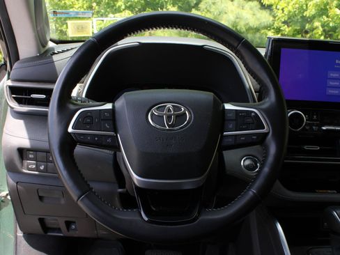 Used 2023 Toyota Highlander Limited AWD/4WD image 11