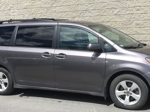 Used 2019 Toyota Sienna LE image 3