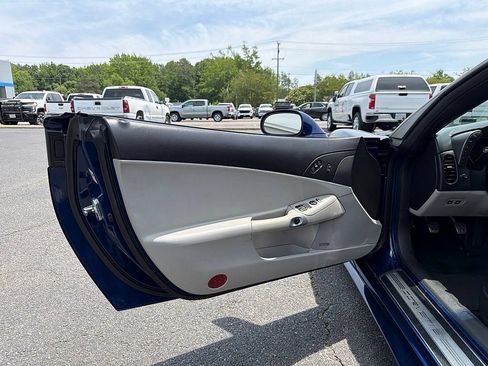 Used 2007 Chevrolet Corvette Coupe w/ Preferred Equipment Group RWD image 16