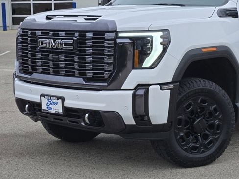 Used 2024 GMC Sierra 2500 Denali Ultimate AWD/4WD image 3