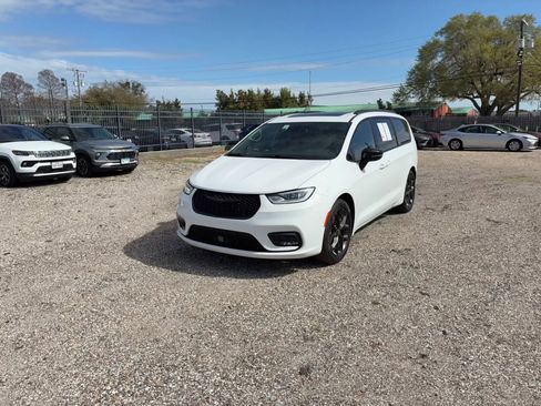 Used 2025 Chrysler Pacifica Limited image 8