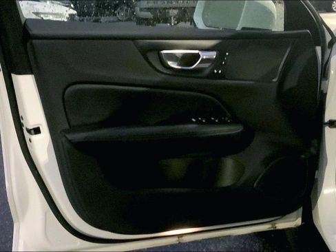 Used 2022 Volvo V60 T5 Cross Country image 22