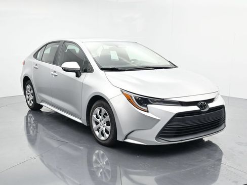 Used 2023 Toyota Corolla LE FWD image 2