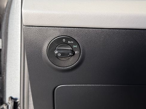 Used 2022 Volkswagen Taos SE w/ Panoramic Sunroof Package FWD image 19