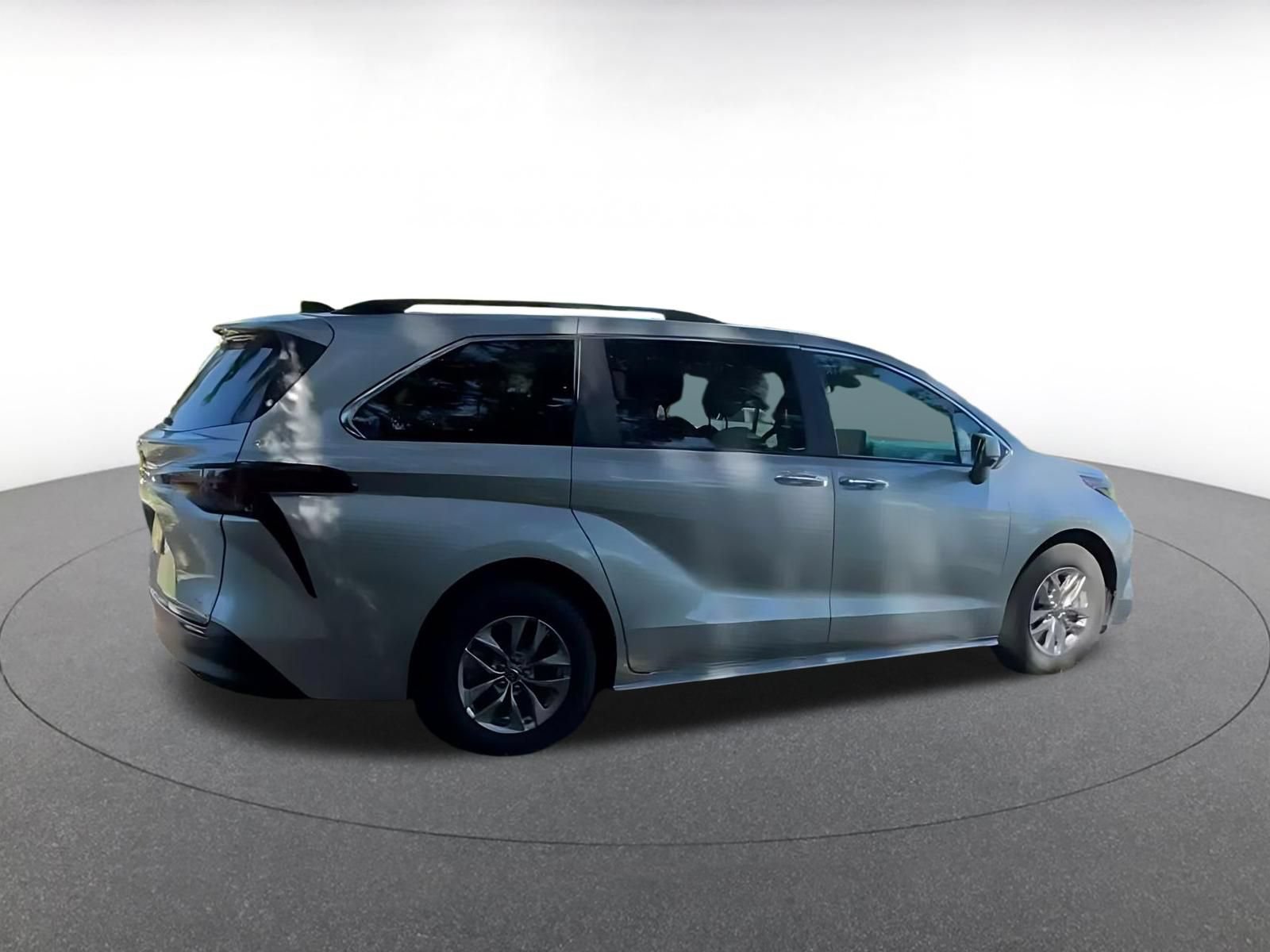 Used 2025 Toyota Sienna XLE FWD image 10