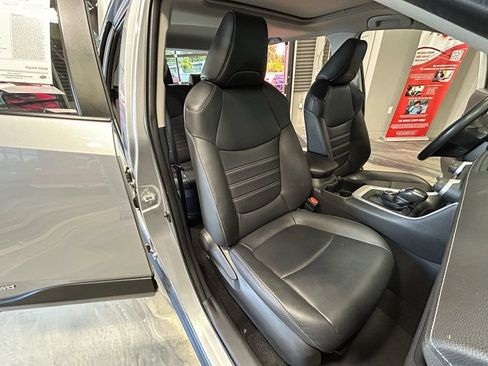 Used 2022 Toyota RAV4 XLE Premium AWD/4WD image 4