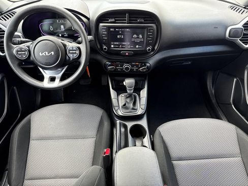 Used 2025 Kia Soul LX w/ LX Technology Package FWD image 10