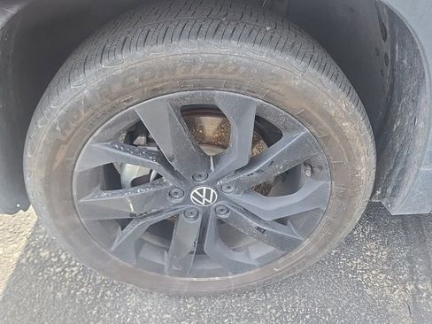 Used 2022 Volkswagen Taos SE w/ Panoramic Sunroof Package image 6