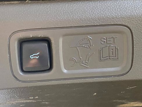 Used 2020 Ford Expedition XLT w/ Equipment Group 202A AWD/4WD image 10
