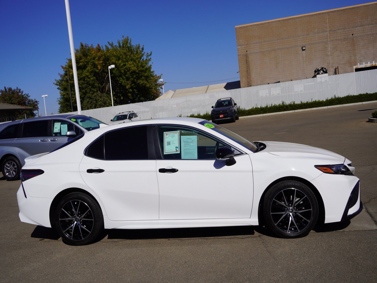 Used 2023 Toyota Camry SE FWD image 4