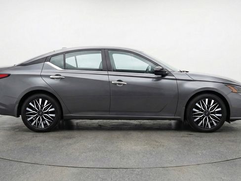 Used 2025 Nissan Altima 2.5 SV FWD image 11