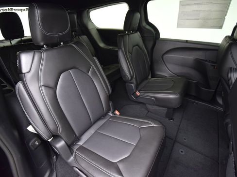 New 2027 Chrysler Pacifica Select FWD image 18