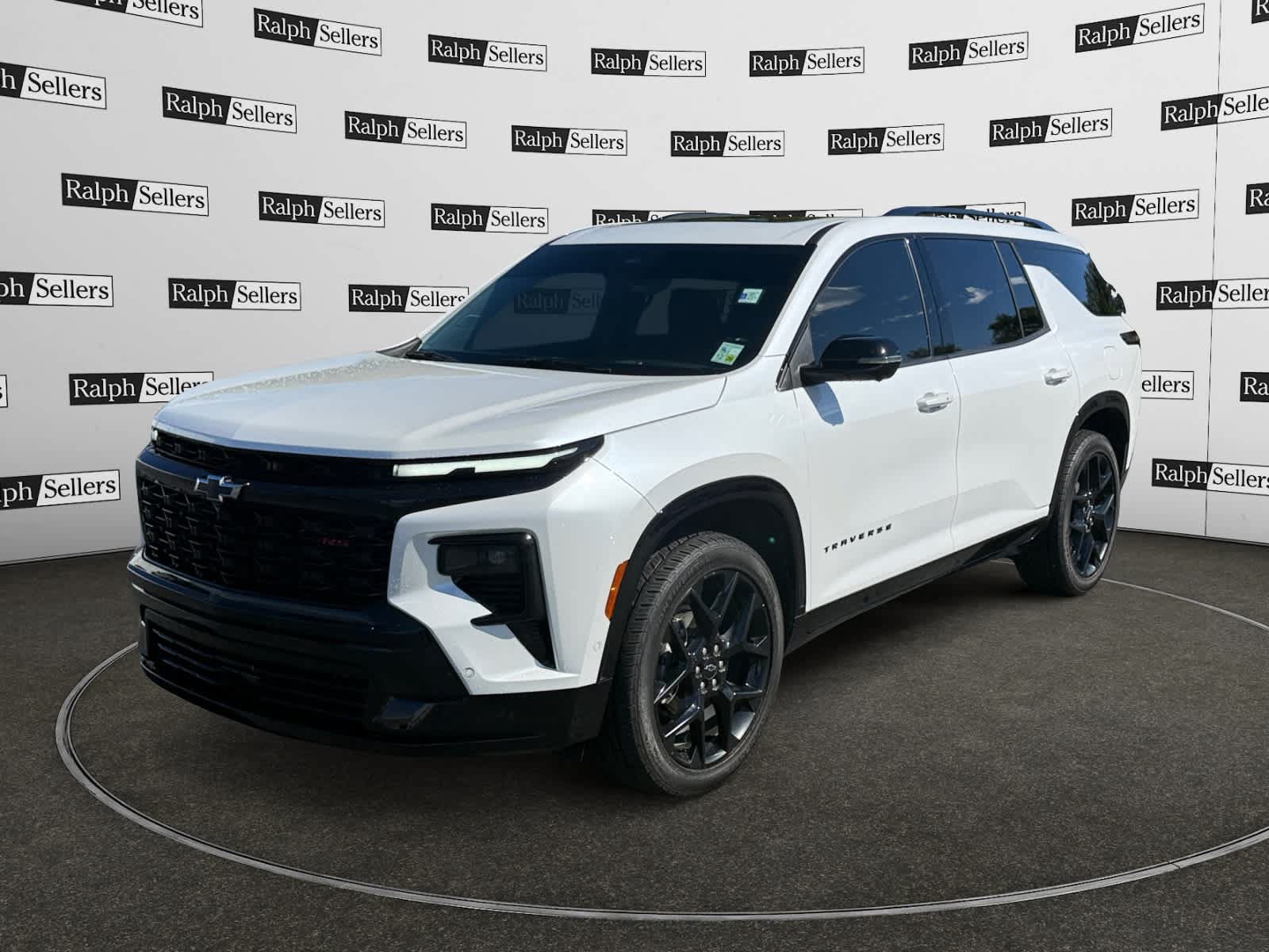 Used 2024 Chevrolet Traverse RS FWD image 2