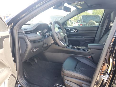 New 2026 Jeep Compass Latitude image 9