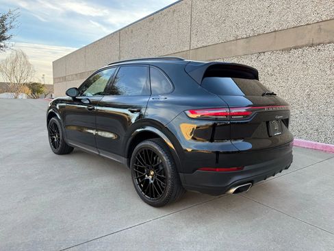 Used 2019 Porsche Cayenne Sport Utility 4D image 4