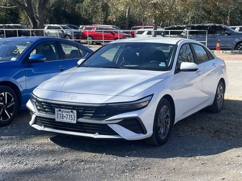 Used 2024 Hyundai Elantra SEL image 1
