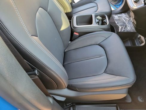New 2026 Chrysler Pacifica Select FWD image 15