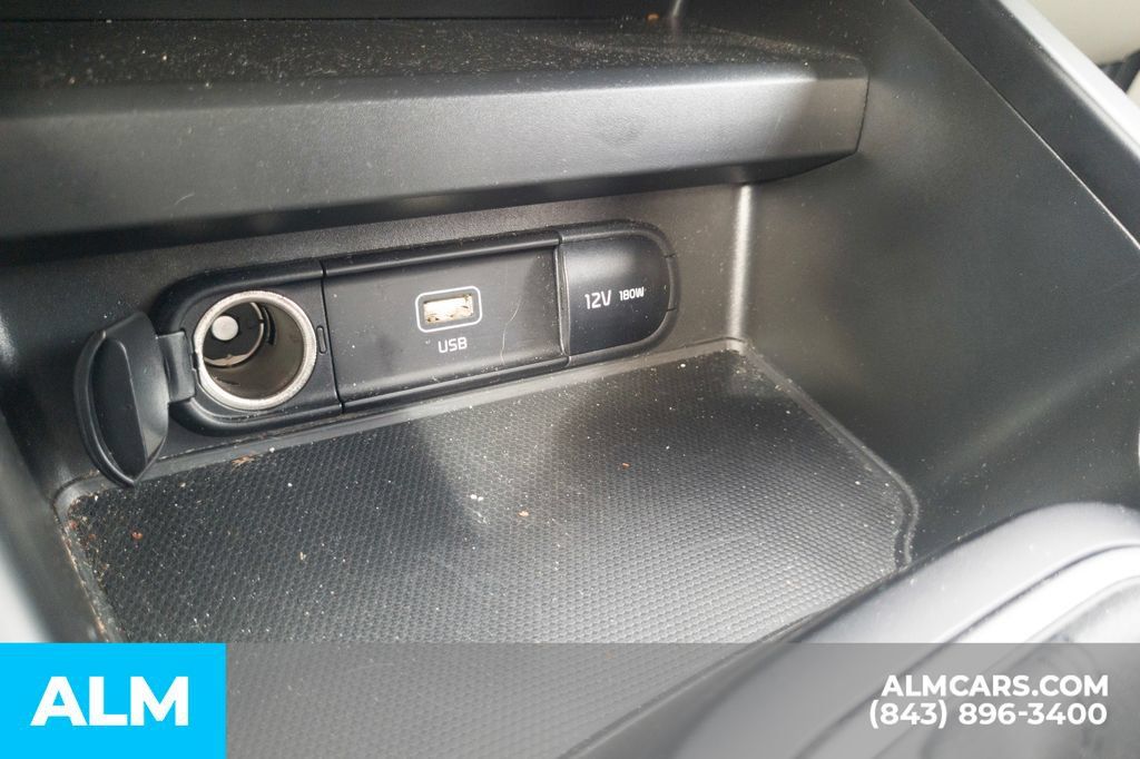 Used 2025 Kia Soul LX w/ LX Technology Package FWD image 26