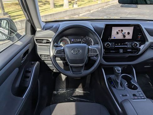 Used 2024 Toyota Highlander LE image 19