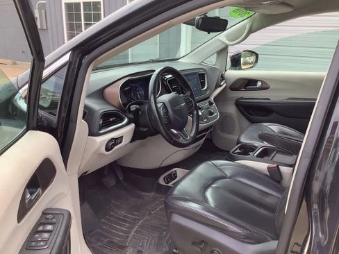 Used 2017 Chrysler Pacifica Touring-L FWD image 19