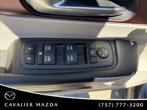 Used 2017 Chrysler Pacifica Limited w/ UConnect Theater Package FWD image 12