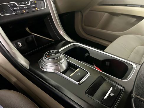 Used 2018 Ford Fusion SE w/ Fusion SE Technology Package image 24