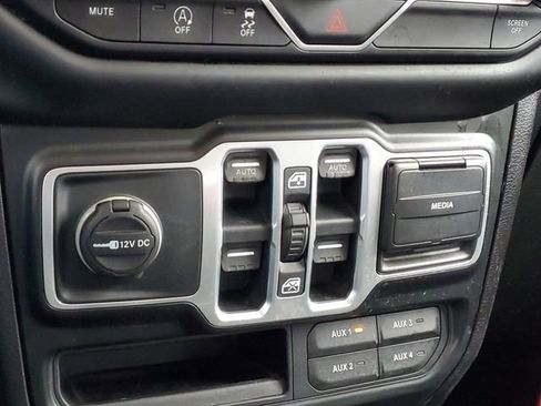 Used 2018 Jeep Wrangler Unlimited Sahara image 25