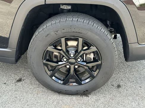 Used 2024 Jeep Grand Cherokee L Altitude AWD/4WD image 5