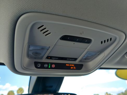 Used 2021 Chevrolet Traverse LT image 19