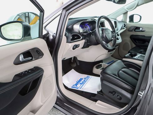 Used 2023 Chrysler Pacifica Touring-L image 3