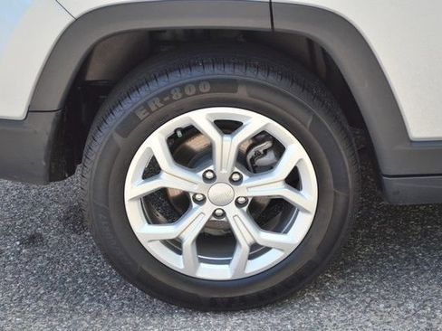 Used 2024 Jeep Compass Latitude AWD/4WD image 11
