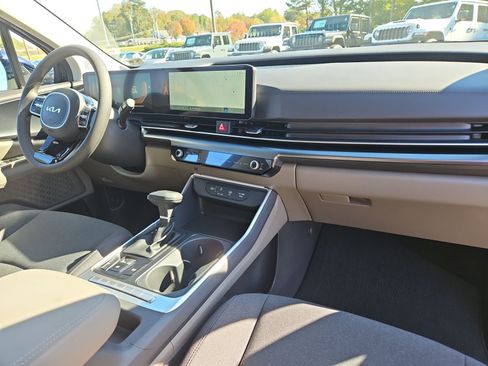 New 2026 Kia Carnival LX image 16