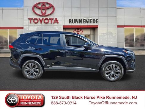 Certified 2022 Toyota RAV4 XLE Premium AWD/4WD image 7