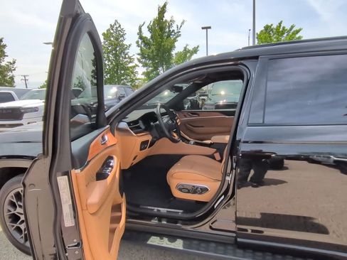 Used 2024 Jeep Grand Cherokee L Summit AWD/4WD image 30