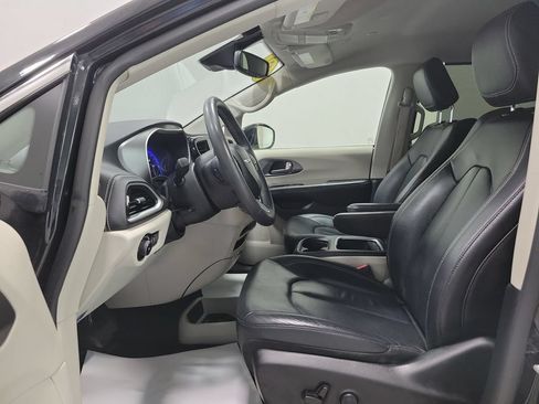 Used 2022 Chrysler Pacifica Touring-L AWD/4WD image 2