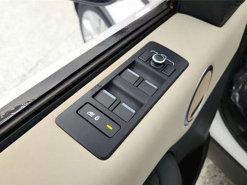 Used 2020 Land Rover Discovery HSE image 30